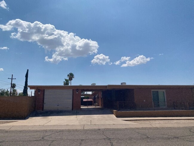 Building Photo - Eastside 3 bed 2 bath - Pool and Garage