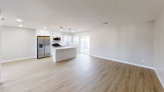 Building Photo - Fully Renovated! 4BD/2BA