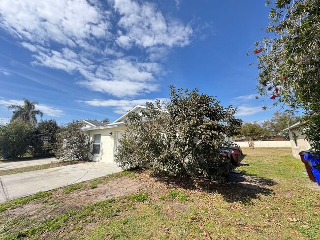 Building Photo - Beautiful 3/2 Duplex in St. Cloud