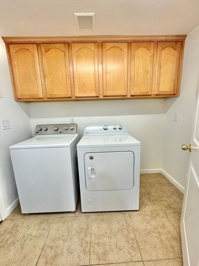 Building Photo - Spacious 4 Bedroom Home in Sparks Near Wingfield