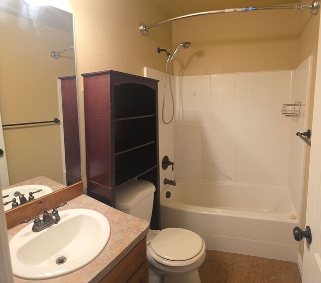 Building Photo - Beautiful 3 Bed, 2.5 bath Townhome with Attached 2 Car Garage in Rock Creek
