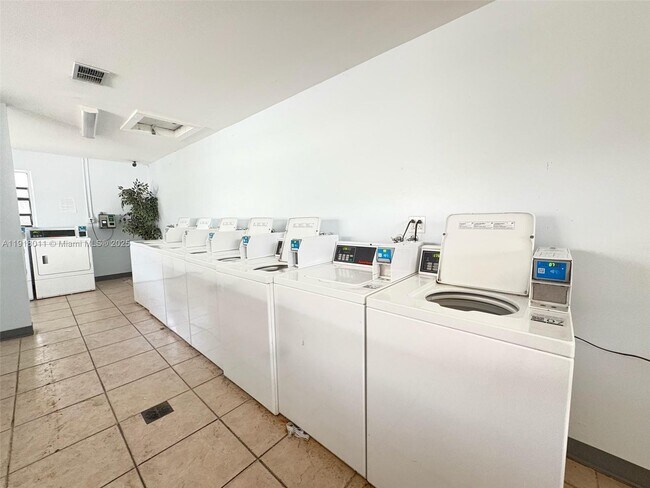 Building Photo - 4022 Lakeside Dr