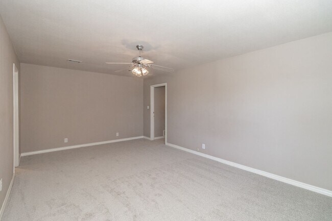 Building Photo - Beautiful townhome in a prime location nea...