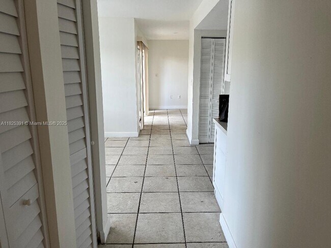 Building Photo - 10651 SW 108th Ave