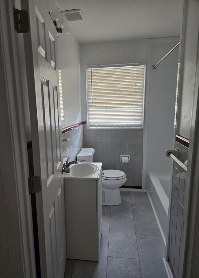 Building Photo - Charming 4-Sided Brick Oasis with Fenced Yard & Hardwood Floors in Atlanta!"