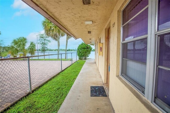 Building Photo - 416 Lakeside Dr