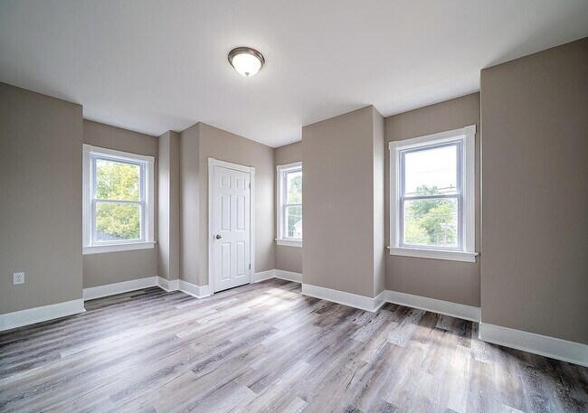 Building Photo - "Charming 3-Bedroom Haven with Elegant Gra...