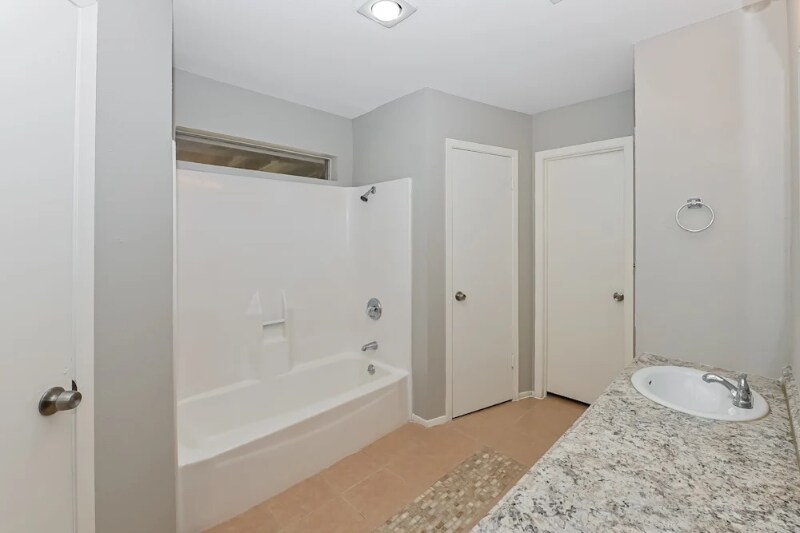 Building Photo - 8705 Saratoga Forest Dr