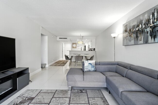 Building Photo - 6 Royal Palm Way