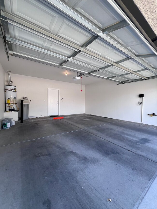 Building Photo - Stunning 4-Bed 3 Car Garage Gated Single S...