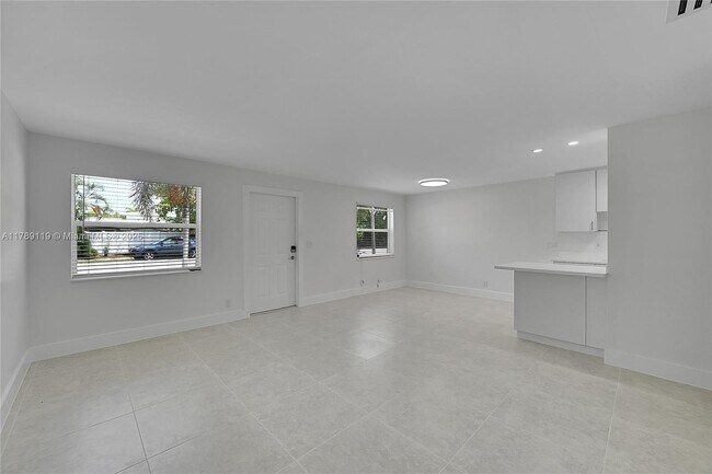 Building Photo - 810 SW 12th Ct