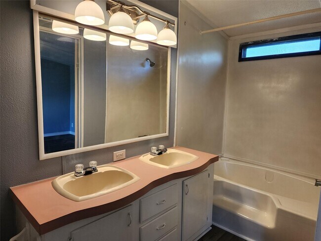 Building Photo - 17118 Choctaw Dr