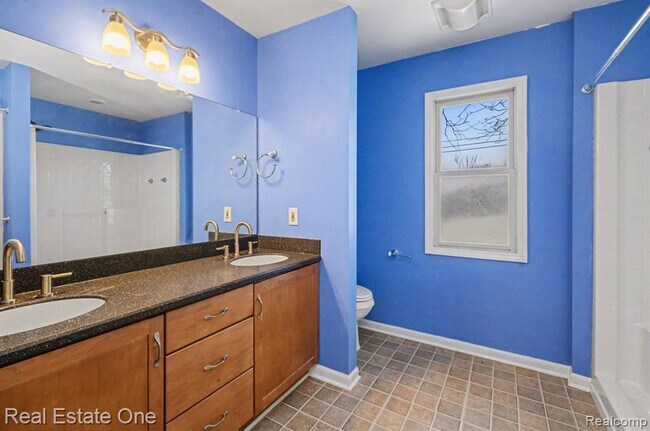 Building Photo - 1105 E Fifth St