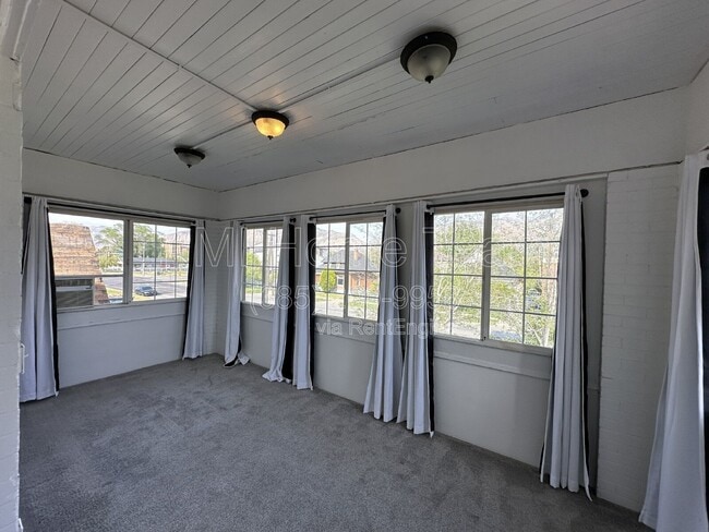 Building Photo - 2835 Grant Ave