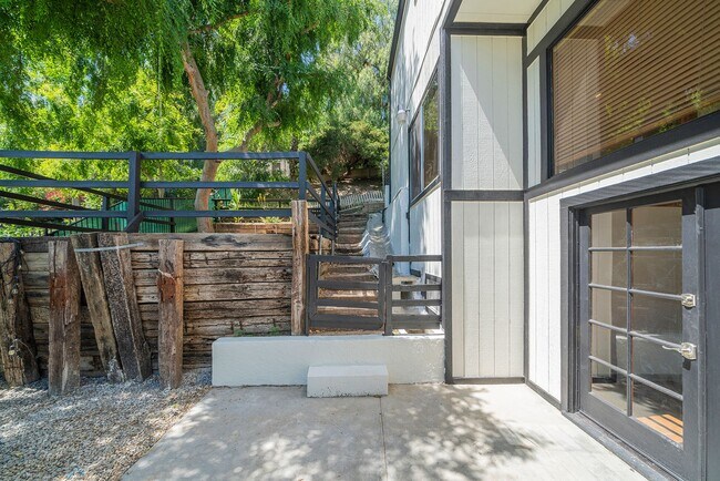 Building Photo - Beautifully Renovated Woodland Hills Home