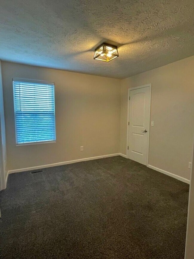 Building Photo - End-Unit 3 bedroom Townhome, 1/2 OFF first month rent for June!