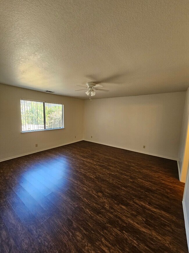 Building Photo - 2356-2356 Bushnell St