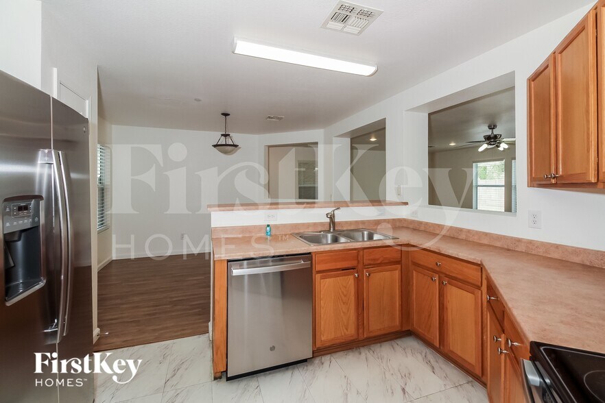 Building Photo - 8470 N Placita De La Manzana