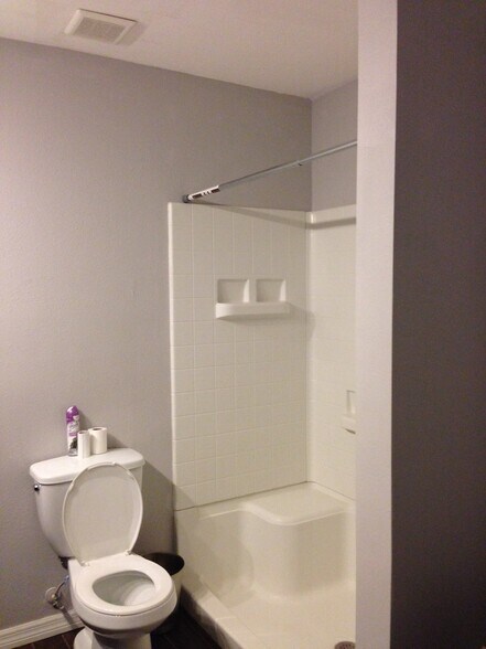 Building Photo - 308 N Hilltop Rd