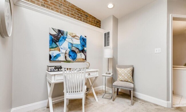 Building Photo - Charming 3 Bedroom/2.5 Bathroom Townhome with Finished Basement in Canton, MD!