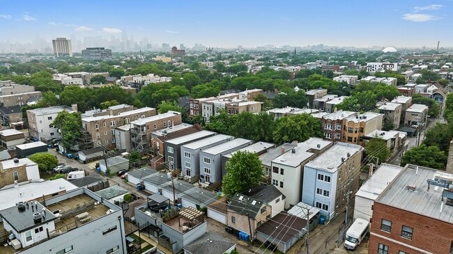 Building Photo - 2736 W Evergreen Ave