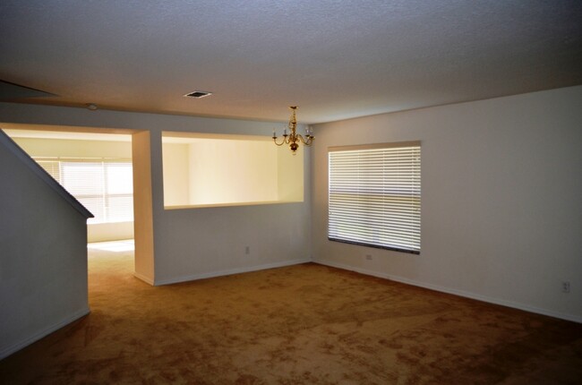 Building Photo - Spacious 4/2.5 House in Gated Eagle Creek ...