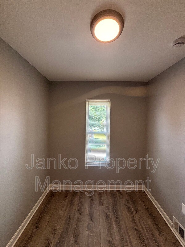 Building Photo - 707 E 92nd Pl