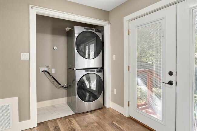 Building Photo - 1204 Eleanor St