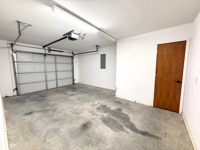 Building Photo - 2202 Lakeview Dr