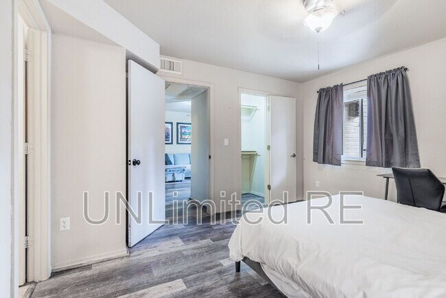 Building Photo - 1385 W University Ave