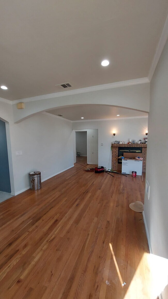 Building Photo - 735 N Griffith Park Dr