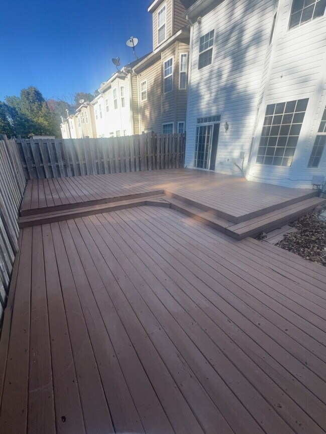 Building Photo - Spacious End-Unit 4 Bedroom Townhome for R...