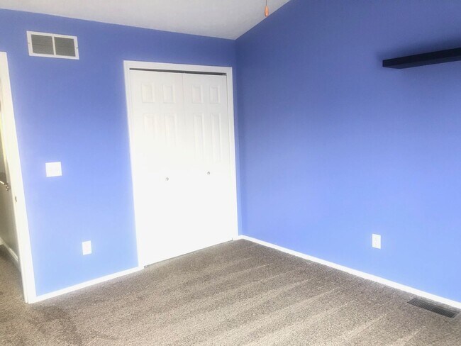 Building Photo - Beautiful 3B 2.5 bathroom townhouse in Blo...