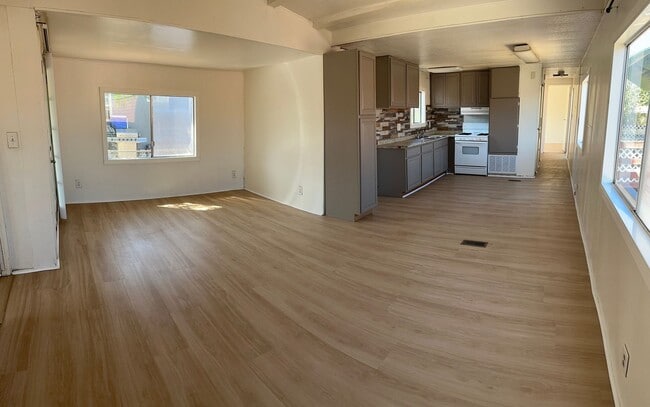 Building Photo - 2 Bedroom / 1 1/2 bathroom home in Perris