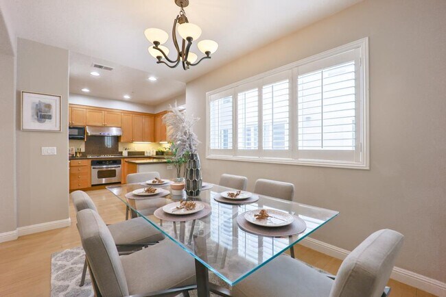 Building Photo - 492 Tyndall St