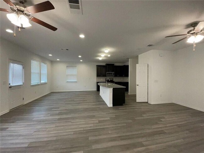 Building Photo - 157 Munk Ln