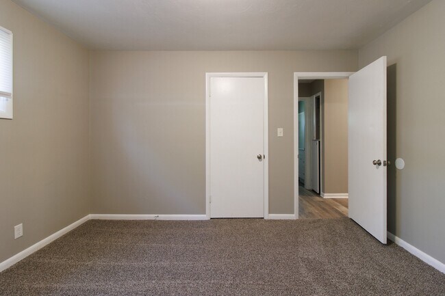 Building Photo - 432 Woodview Dr