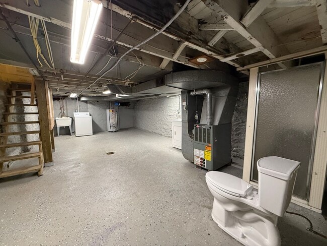 Building Photo - Updated 3BR house with fenced yard!