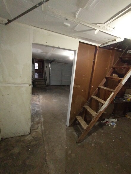 Building Photo - 129 W Lilac Ln