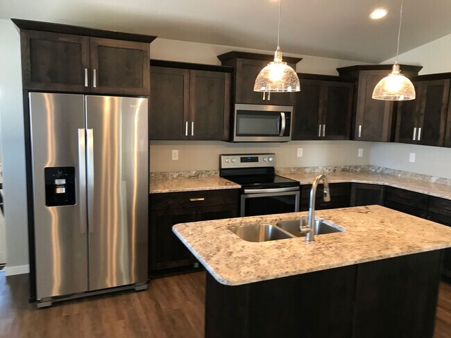 Building Photo - 4 Bed 3 Bath Single Family Home