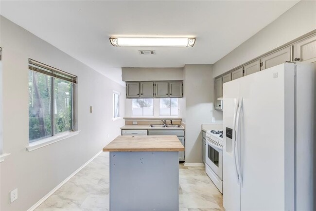 Building Photo - 6415 Jennings Dr