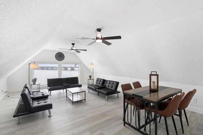 Building Photo - 1932 Lake St