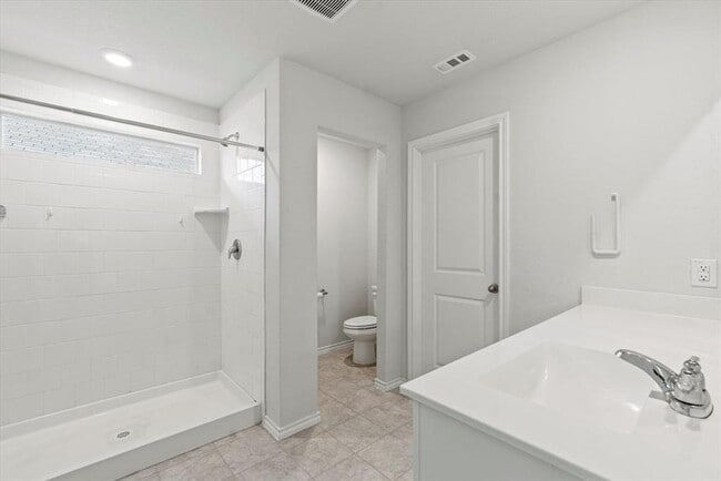 Building Photo - Move-In Ready 3BR/2BA Home with Garage & Private Fenced Yard!