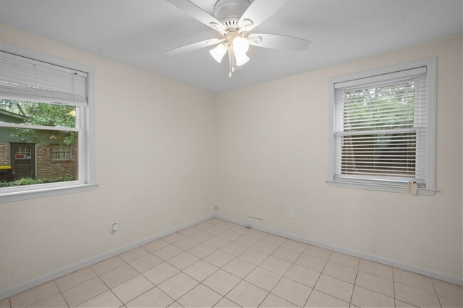 Building Photo - Southside Savannah Gem – 4BR Home in Windsor Forest with Sunroom & Patio