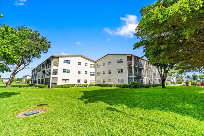 Building Photo - 555 Fanshaw N
