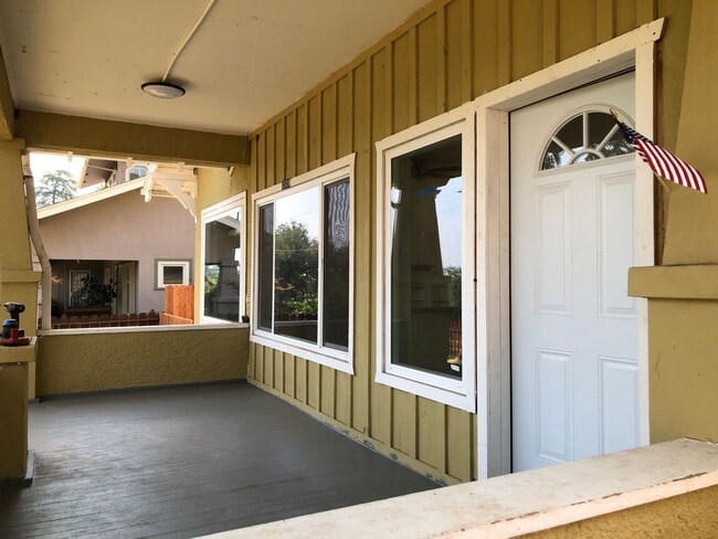Building Photo - Enjoy The River Breeze On The Front Porch