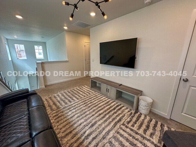 Building Photo - Luxurious fully-furnished home in Dove Vil...