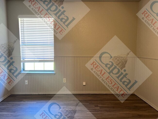 Building Photo - Spacious 4 Bedroom