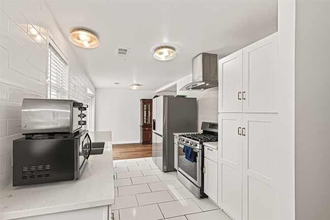 Building Photo - 10823 Sandstone St