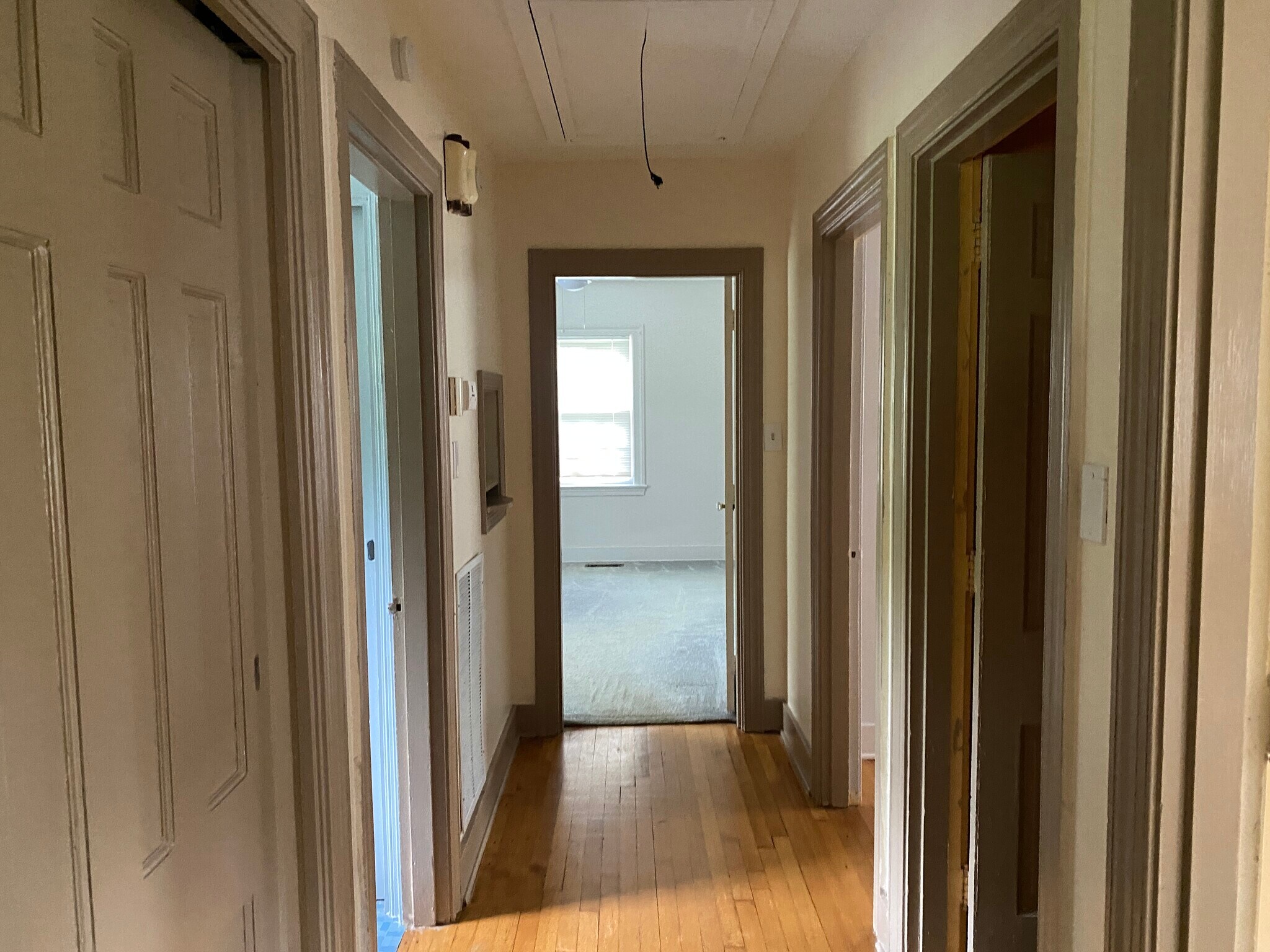 Building Photo - 3627 Riverview Dr